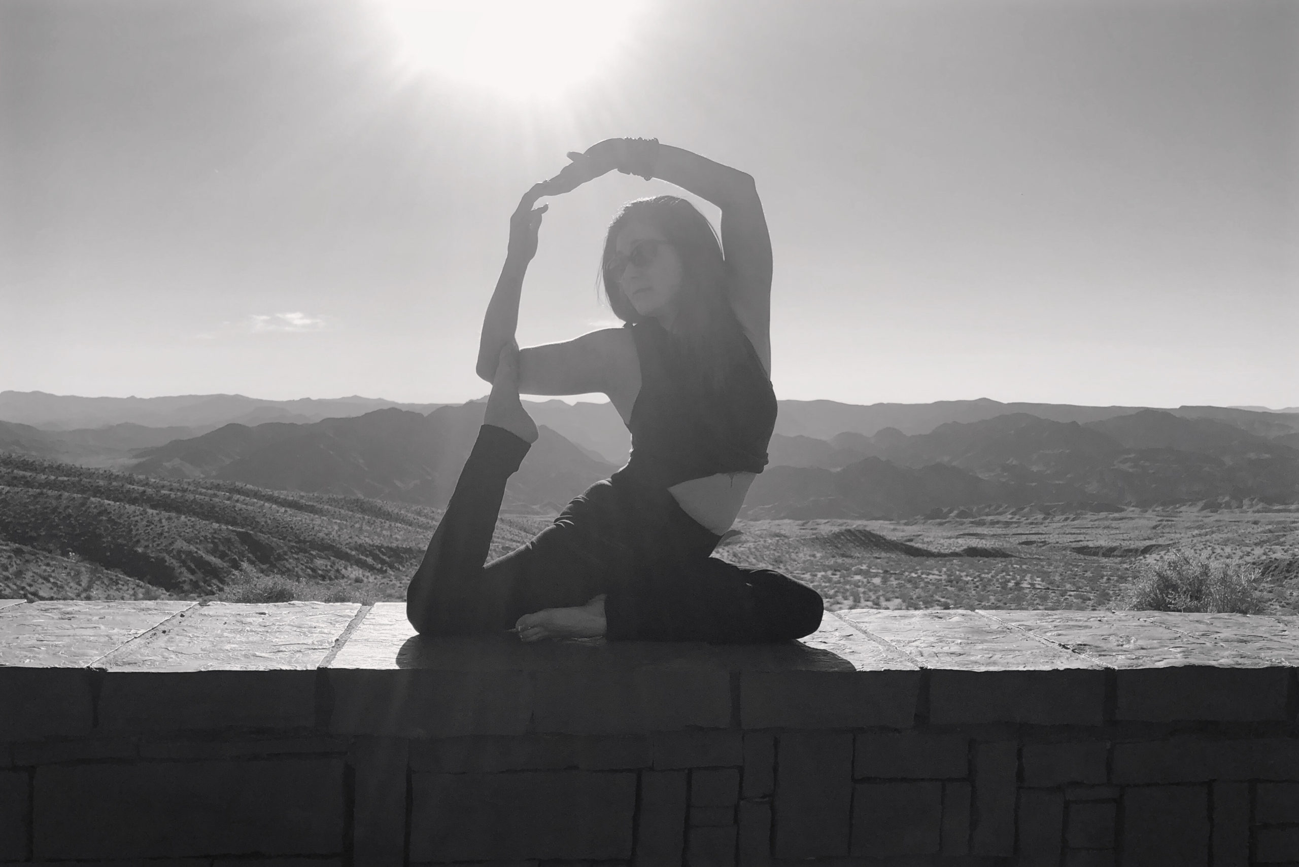 Ashtangi Nomad à Contre jour en posture de la sirène en yoga, au Nevada