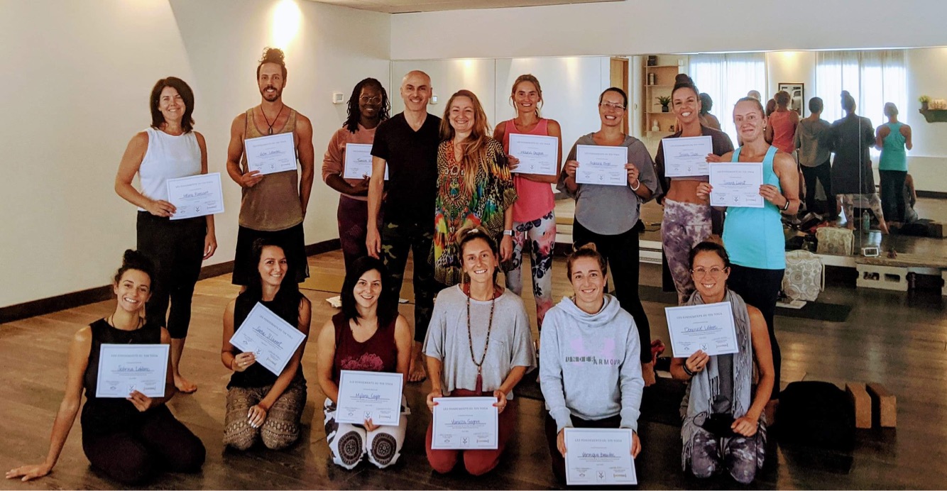 Un groupe de Yogis tenant un diplôme chez Yoga Vibe