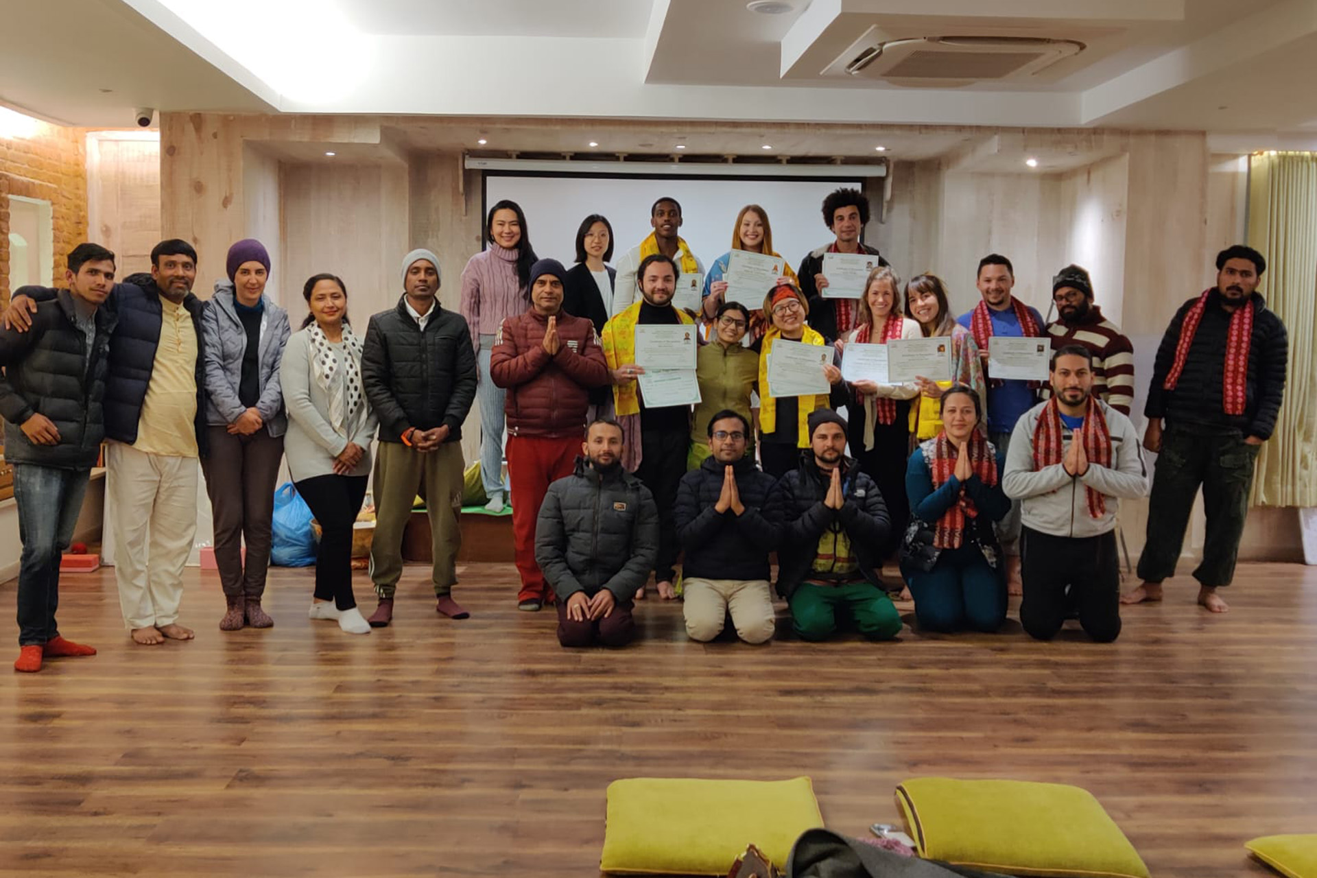 Les finissants en enseignement du yoga de Nepal Yoga Home 2022